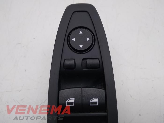 Electric window switch from a BMW 3 serie Touring (F31) 320d 2.0 16V 2015