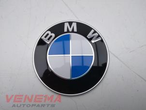 Usados Emblema BMW 3 serie Touring (F31) 320d 2.0 16V Precio € 14,99 Norma de margen ofrecido por Venema Autoparts