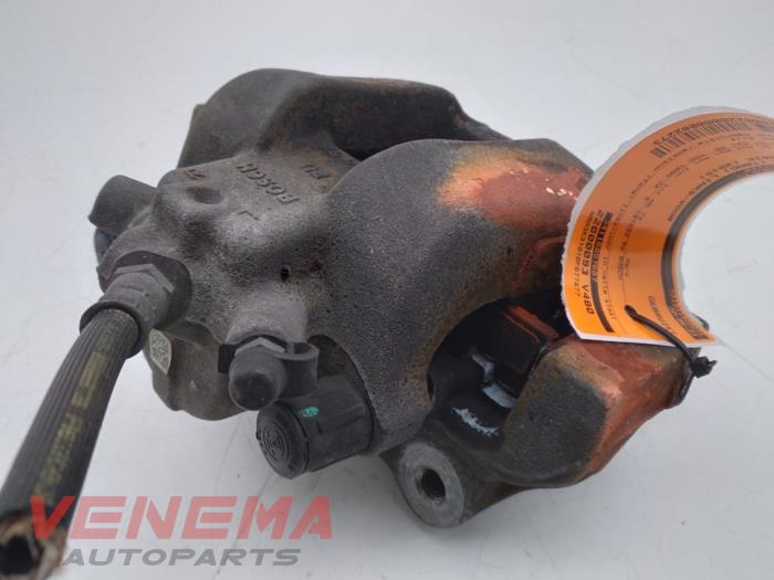 Front brake calliper, left from a BMW 3 serie Touring (F31) 320d 2.0 16V 2015