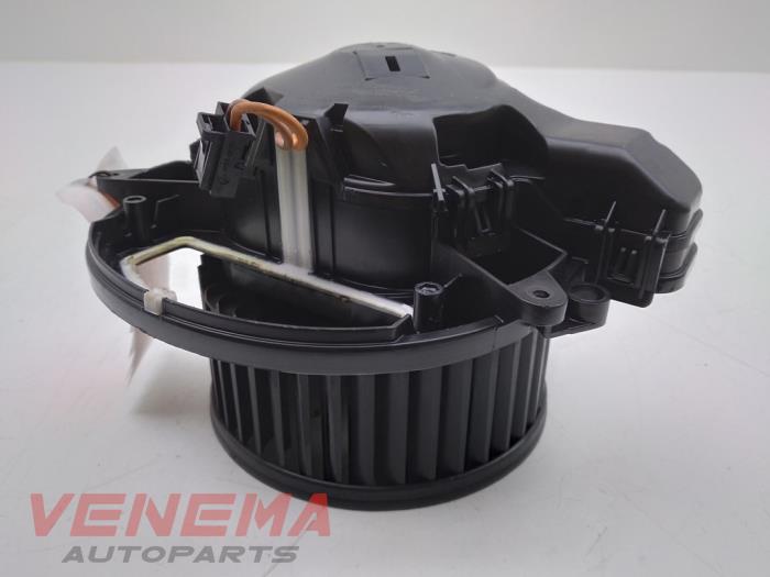 Heating and ventilation fan motor from a BMW 3 serie Touring (F31) 320d 2.0 16V 2015