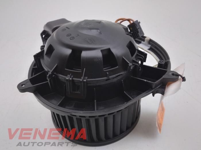 Heating and ventilation fan motor from a BMW 3 serie Touring (F31) 320d 2.0 16V 2015