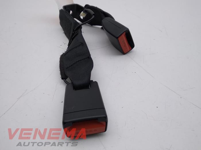 Rear seatbelt buckle, centre from a BMW 3 serie Touring (F31) 320d 2.0 16V 2015