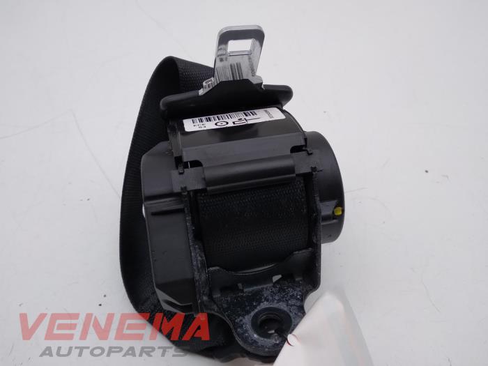 Rear seatbelt, left from a BMW 3 serie Touring (F31) 320d 2.0 16V 2015
