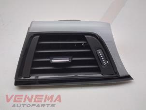 Używane Kratka wentylacyjna deski rozdzielczej BMW 4 serie (F32) 440i xDrive 3.0 TwinPower Turbo 24V Cena € 19,99 Procedura marży oferowane przez Venema Autoparts