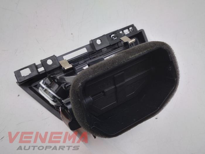 Dashboard vent from a BMW 4 serie (F32) 440i xDrive 3.0 TwinPower Turbo 24V 2017