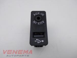 Używane Zlacze AUX/USB BMW 1 serie (F20) 116d 1.5 12V TwinPower Cena € 14,99 Procedura marży oferowane przez Venema Autoparts