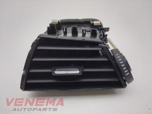 Używane Kratka wentylacyjna deski rozdzielczej BMW 1 serie (F20) 116d 1.5 12V TwinPower Cena € 19,99 Procedura marży oferowane przez Venema Autoparts