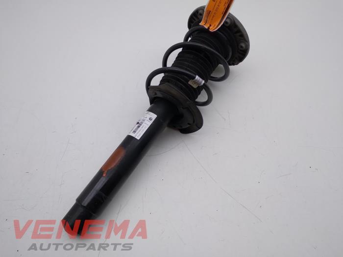 Front shock absorber rod, left from a BMW 1 serie (F20) 116d 1.5 12V TwinPower 2018
