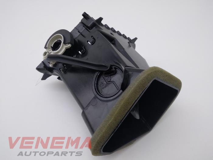 Dashboard vent from a Seat Leon ST (5FF) 1.4 TSI EcoFuel 16V 2017