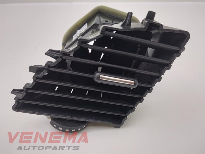 Dashboard vent from a Seat Leon ST (5FF) 1.4 TSI EcoFuel 16V 2017