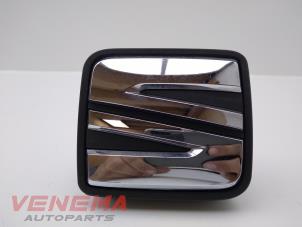 Używane Uchwyt tylnej klapy Seat Leon ST (5FF) 1.4 TSI EcoFuel 16V Cena € 39,99 Procedura marży oferowane przez Venema Autoparts