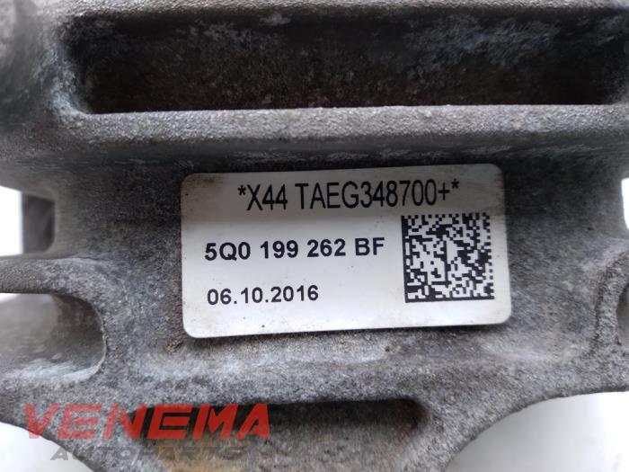 Engine mount from a Seat Leon ST (5FF) 1.4 TSI EcoFuel 16V 2017