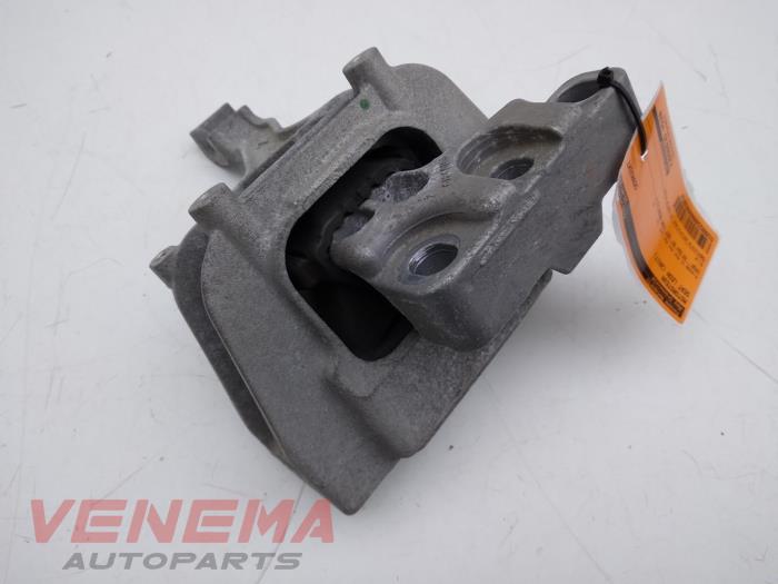 Engine mount from a Seat Leon ST (5FF) 1.4 TSI EcoFuel 16V 2017