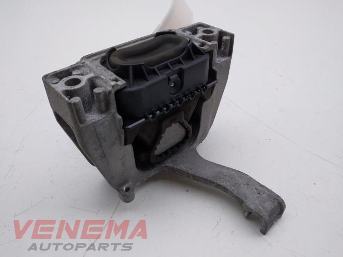 Engine mount from a Seat Leon ST (5FF) 1.4 TSI EcoFuel 16V 2017
