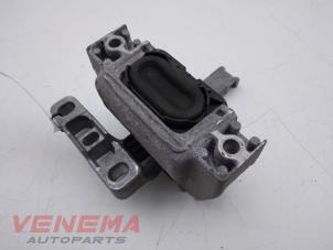 Engine mount from a Seat Leon ST (5FF) 1.4 TSI EcoFuel 16V 2017