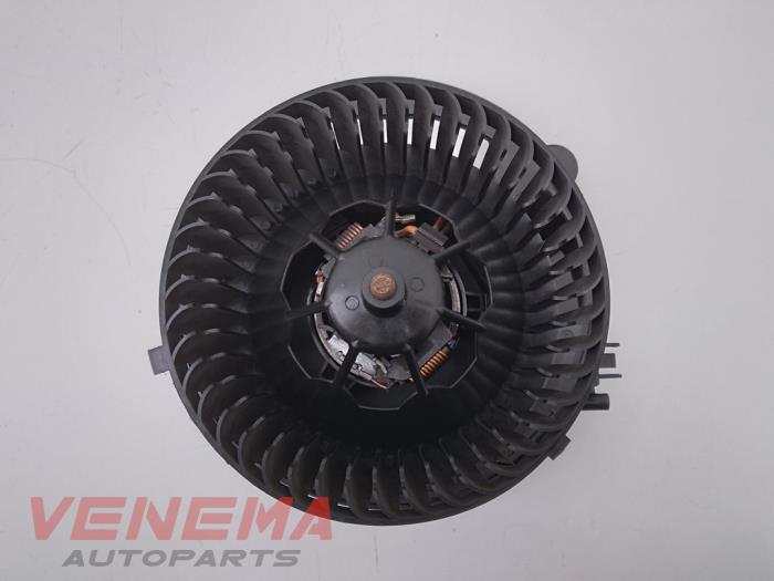 Heating and ventilation fan motor from a Seat Leon ST (5FF) 1.4 TSI EcoFuel 16V 2017