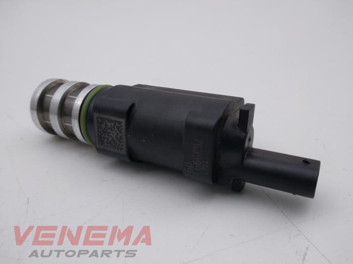 Camshaft adjuster from a MINI Countryman (F60) 1.5 12V One 2018
