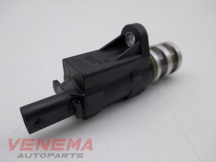 Camshaft adjuster from a MINI Countryman (F60) 1.5 12V One 2018