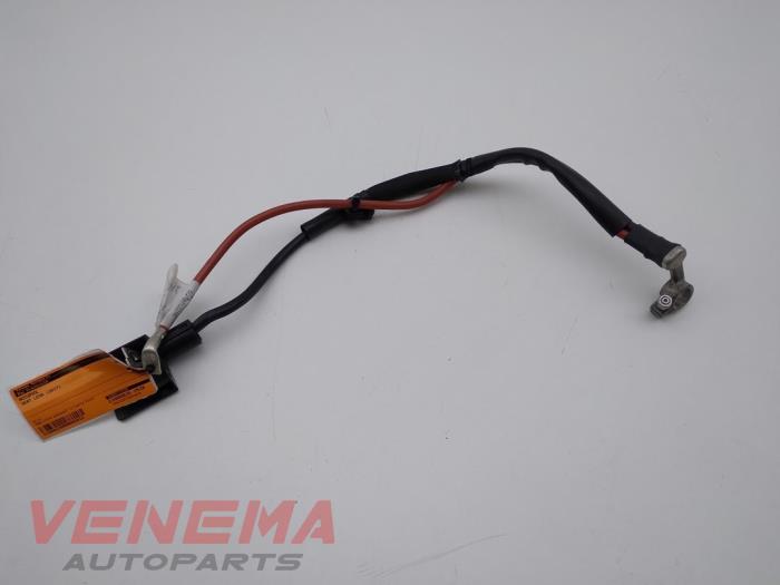Używane Biegun akumulator Seat Leon ST (5FF) 1.4 TSI EcoFuel 16V Cena € 14,99 Procedura marży oferowane przez Venema Autoparts