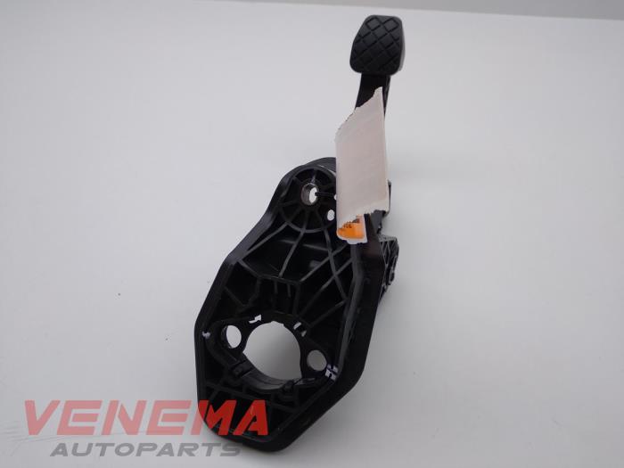 Clutch pedal from a Skoda Fabia III Combi (NJ5) 1.2 TSI 16V Greentech 2015