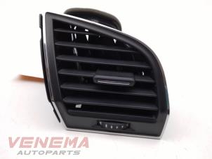 Używane Kratka wentylacyjna deski rozdzielczej Skoda Fabia III Combi (NJ5) 1.2 TSI 16V Greentech Cena € 19,99 Procedura marży oferowane przez Venema Autoparts