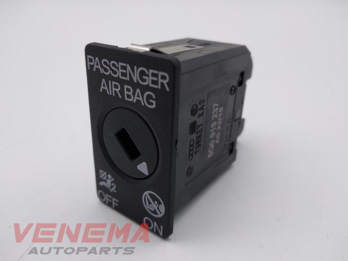 Airbag Schalter van een Skoda Fabia III Combi (NJ5) 1.2 TSI 16V Greentech 2015