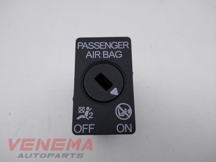 Airbag Schalter van een Skoda Fabia III Combi (NJ5) 1.2 TSI 16V Greentech 2015