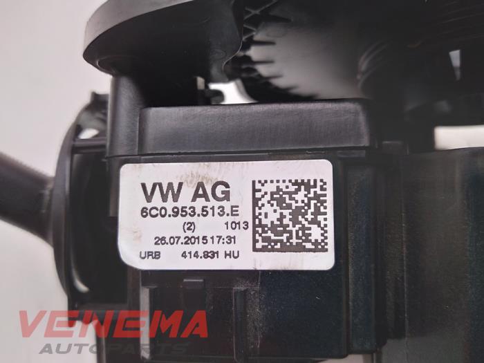 Interruptor combinado columna de dirección de un Skoda Fabia III Combi (NJ5) 1.2 TSI 16V Greentech 2015