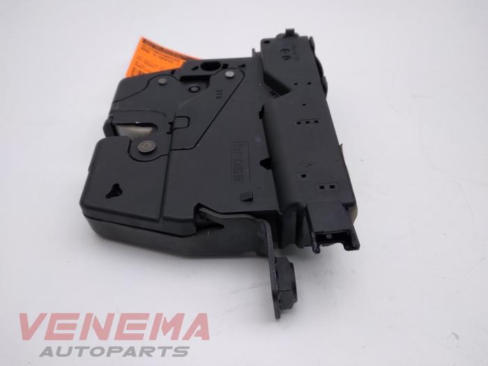 Tailgate lock mechanism from a BMW 3 serie (F30) 320d xDrive 2.0 16V 2017