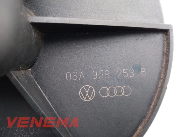 Pompe secondaire d'un Volkswagen Golf V (1K1) 1.6 2005