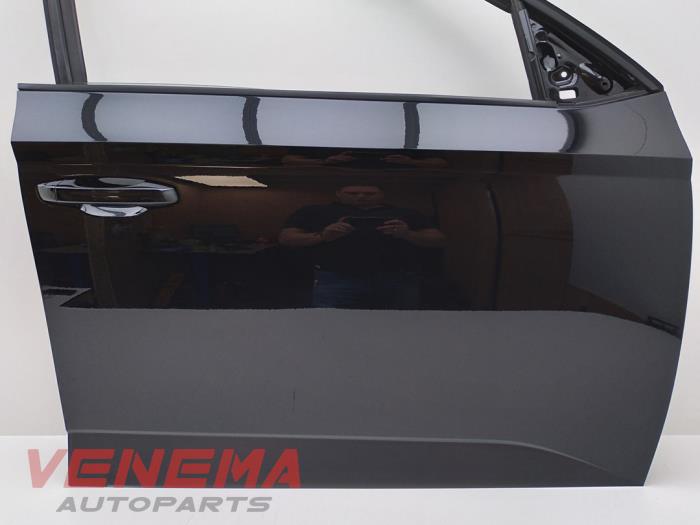Front door 4-door, right from a Skoda Fabia III Combi (NJ5) 1.2 TSI 16V Greentech 2015