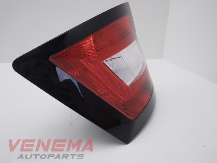 Luz trasera izquierda de un Skoda Fabia III Combi (NJ5) 1.2 TSI 16V Greentech 2015