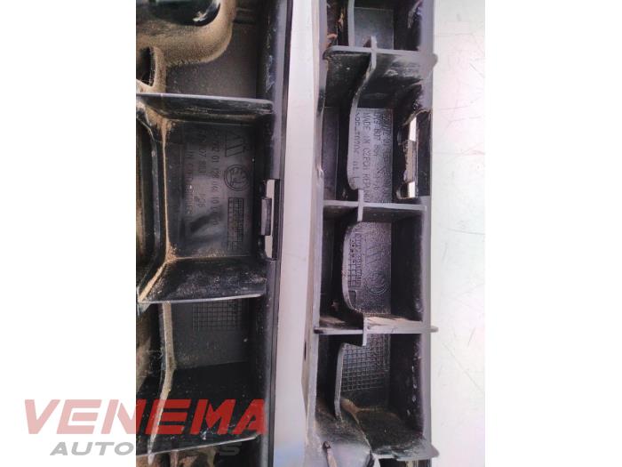 Stoßstangenstütze mitte hinten van een Skoda Fabia III Combi (NJ5) 1.2 TSI 16V Greentech 2015