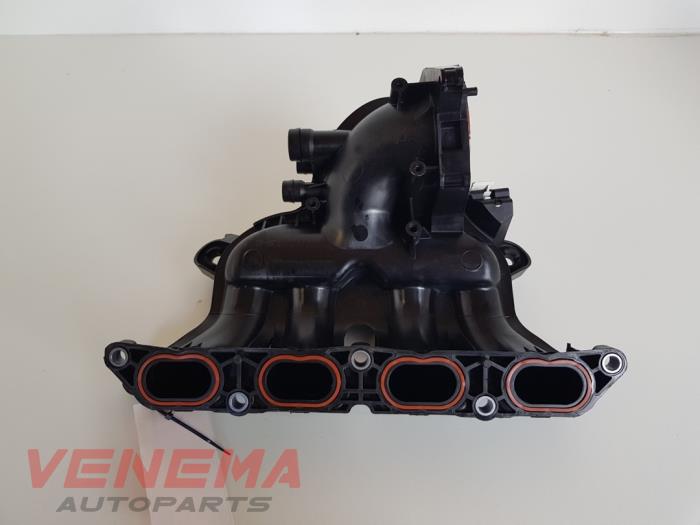 Intake manifold from a BMW 1 serie (F20) 116i 1.6 16V 2015