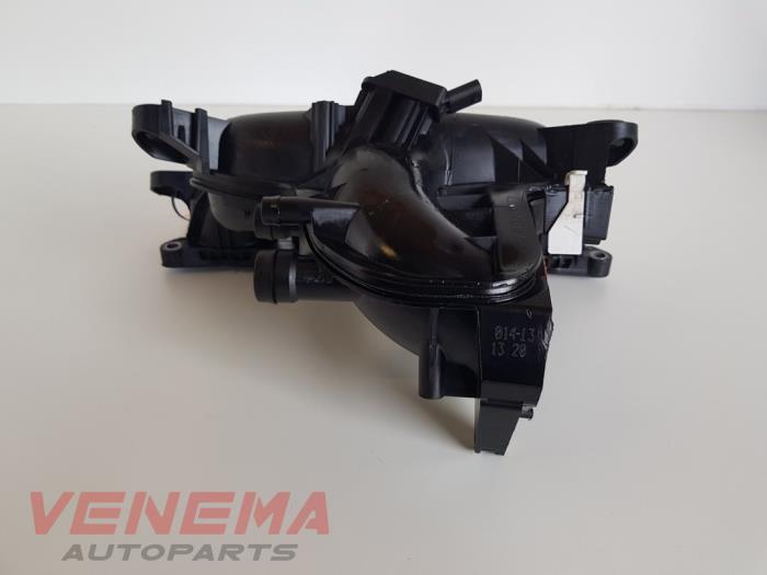Intake manifold from a BMW 1 serie (F20) 116i 1.6 16V 2015