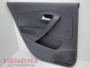 Używane Tapicerka drzwi lewych tylnych wersja 4-drzwiowa Volkswagen Polo V (6R) 1.2 TDI 12V BlueMotion Cena € 39,99 Procedura marży oferowane przez Venema Autoparts