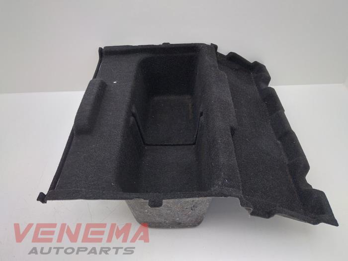 Storage compartment from a BMW 3 serie Touring (F31) 320i 2.0 16V 2015