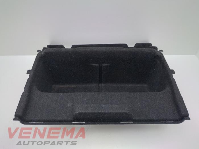 Storage compartment from a BMW 3 serie Touring (F31) 320i 2.0 16V 2015