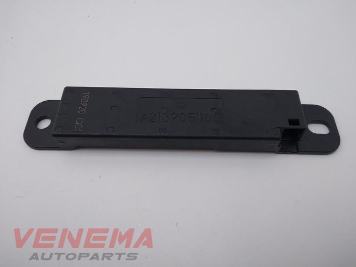 Używane Antena (rózne) Mercedes E Estate (S213) E-300de 2.0 Turbo 16V Cena € 24,99 Procedura marży oferowane przez Venema Autoparts