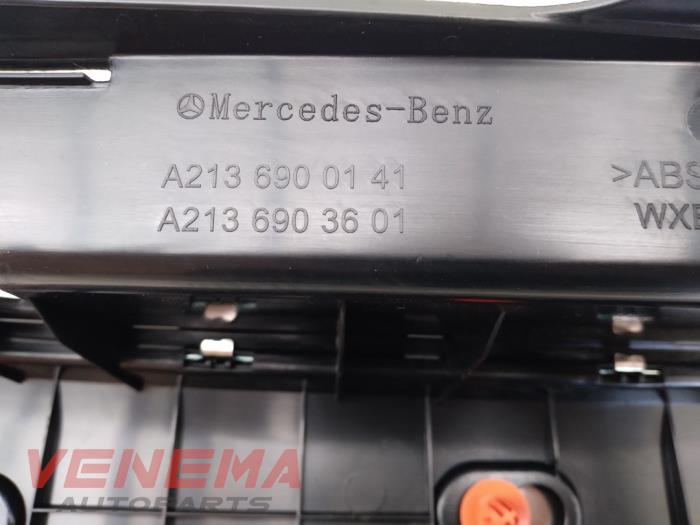 Couverture capteur serrure arrière d'un Mercedes-Benz E Estate (S213) E-300de 2.0 Turbo 16V 2020