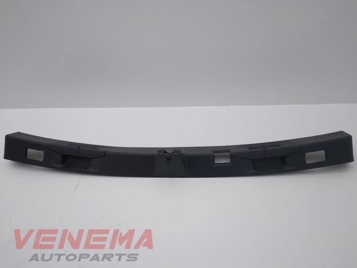 Begagnade List, baklucka Mercedes E Estate (S213) E-300de 2.0 Turbo 16V Pris € 9,99 Marginaltabell erbjuds av Venema Autoparts