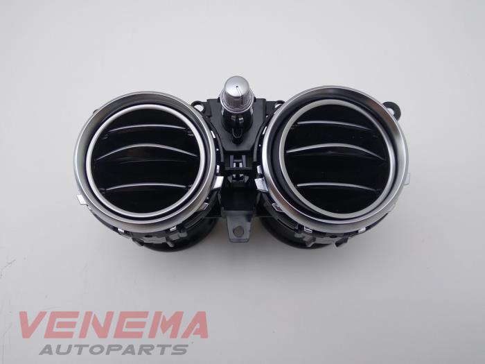 Begagnade Luftmunstycke, instrumentbräda Mercedes E Estate (S213) E-300de 2.0 Turbo 16V Pris € 34,99 Marginaltabell erbjuds av Venema Autoparts