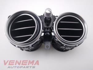 Używane Kratka wentylacyjna deski rozdzielczej Mercedes E Estate (S213) E-300de 2.0 Turbo 16V Cena € 39,99 Procedura marży oferowane przez Venema Autoparts