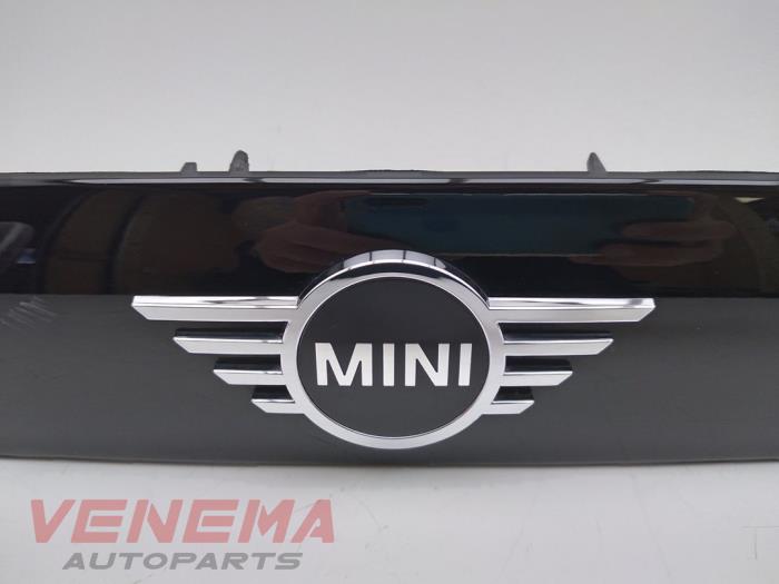 Tailgate handle from a MINI Mini (F55) 1.5 12V Cooper 2021