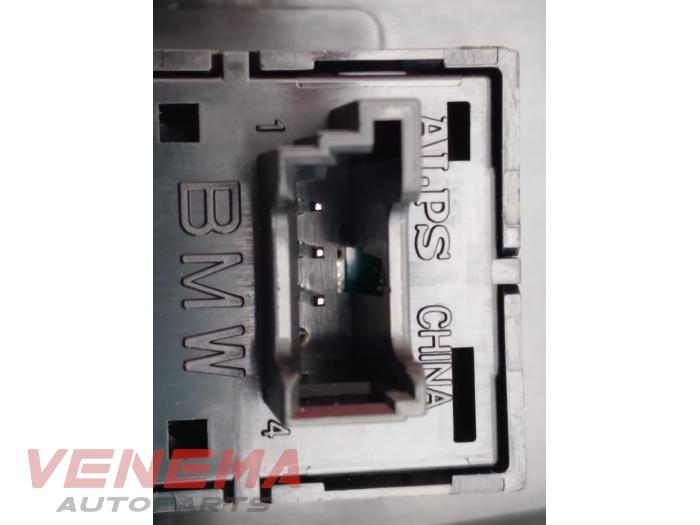 Electric window switch from a MINI Mini (F55) 1.5 12V Cooper 2021