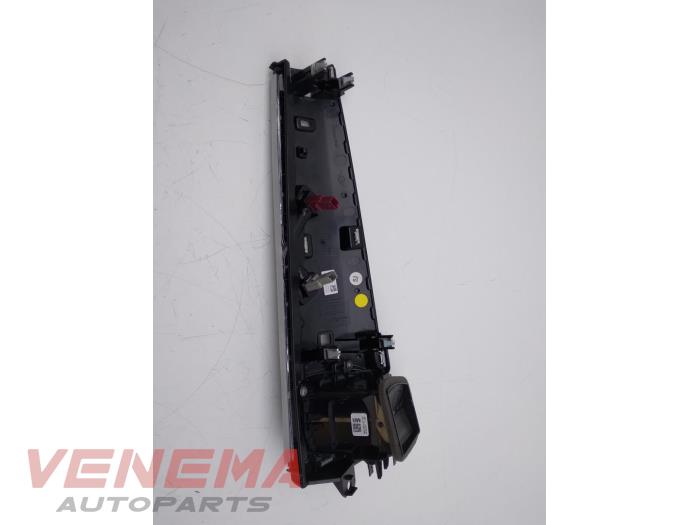 Dashboard vent from a MINI Mini (F55) 1.5 12V Cooper 2021