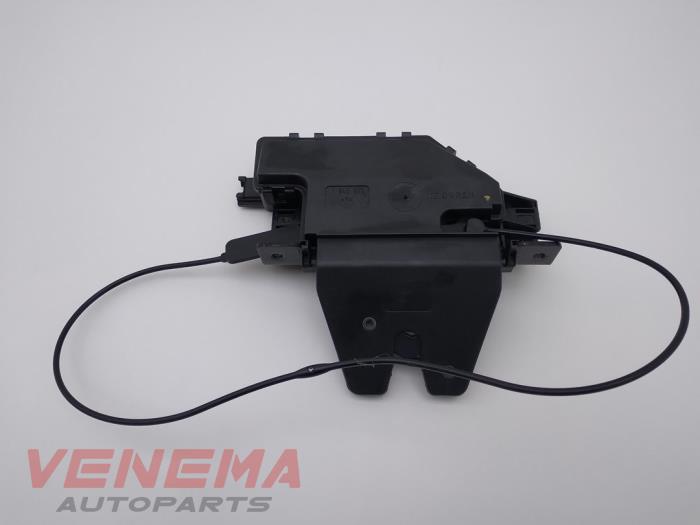 Tailgate lock mechanism from a BMW 1 serie (E81) 116i 1.6 16V 2009