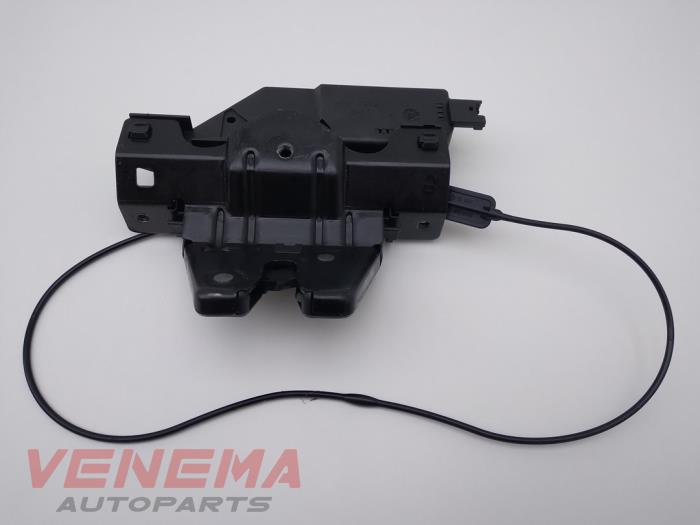 Tailgate lock mechanism from a BMW 1 serie (E81) 116i 1.6 16V 2009