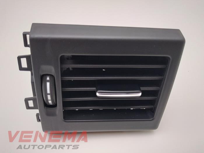 Dashboard vent from a Mercedes-Benz GLK (204.7/9) 3.0 320 CDI 24V 4-Matic 2010