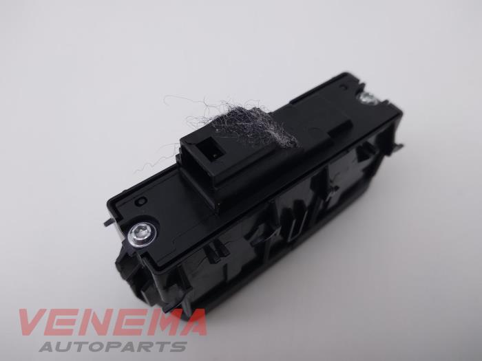 Central locking switch from a Mercedes-Benz GLK (204.7/9) 3.0 320 CDI 24V 4-Matic 2010